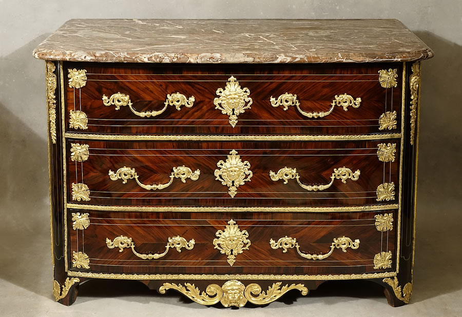 Commode Louis XVI en place et riche garniture de bronze. Paris XVIIIe Lieutaud